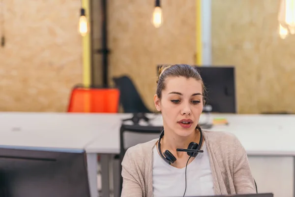 Bastante Mujer Representante Del Cliente Que Trabaja Portátil Mientras Habla —  Fotos de Stock