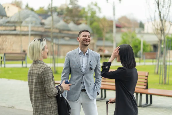 Gente Negocios Threee Urbna Está Hablando Compañía Mientras Sonríe — Foto de Stock