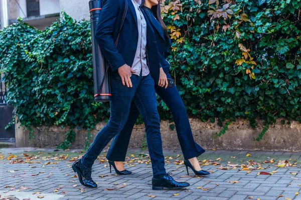 Modern Şehirde Kaldırımda Yürüyen Takım Elbiseli Iki Insanın Yakın Çekim — Stok fotoğraf