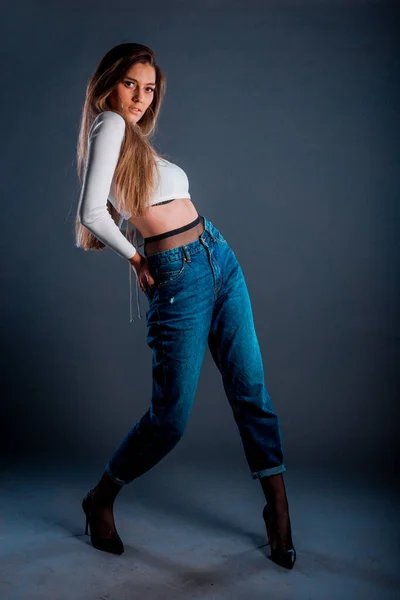 Corpo Tiro Uma Menina Moderna Legal Vestindo Top Branco Jeans — Fotografia de Stock