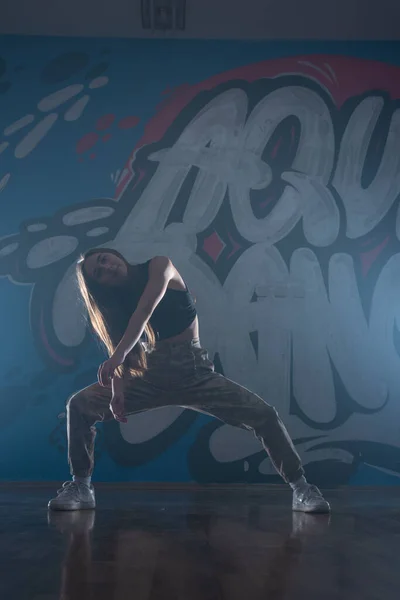 Springen Vrouwelijke Danser Tegen Donkere Achtergrond Rook Verlichting Podium Setup — Stockfoto