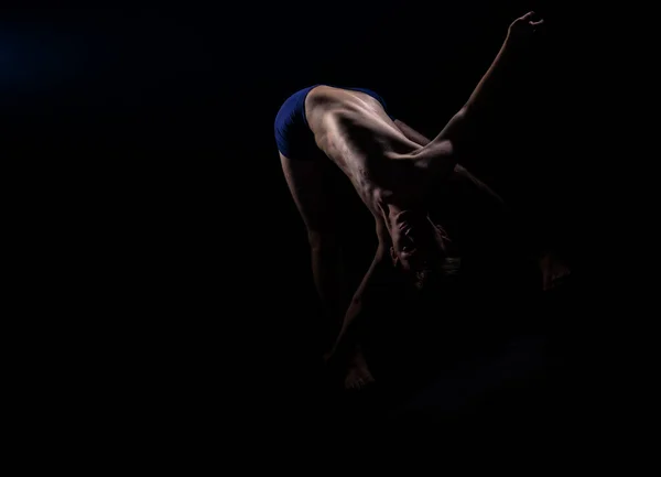 Beyaz Yarı Çıplak Erkek Dansçı Siyah Duvarda Izole Edilmiş Çağdaş — Stok fotoğraf