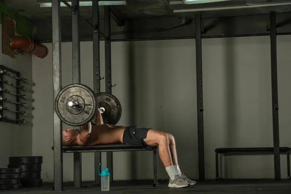 Musculoso Atlético Culturista Haciendo Ejercicio Press Banca Interior Gimnasio Moderno —  Fotos de Stock