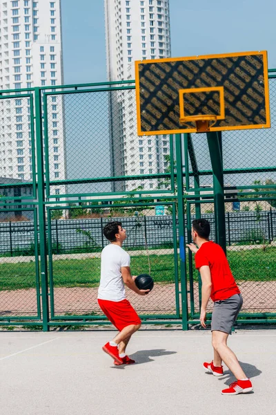 Jugadores Baloncesto Jugando Pelota Empujando Dribleando Terreno Baloncesto Urbano Mientras —  Fotos de Stock