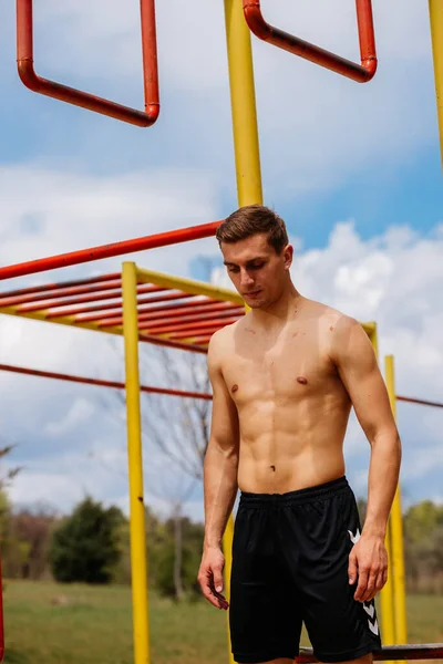 Sportlicher Junger Mann Hängt Lächelnd Der Stange Der Calisthenics Turnhalle — Stockfoto