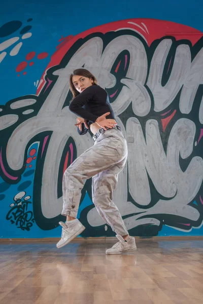 Atrakcyjna Młoda Kobieta Robi Breakdance Przejść Tle Graffiti — Zdjęcie stockowe