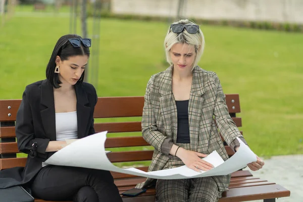 Duas Mulheres Negócios Estão Olhando Para Planos Para Empresa — Fotografia de Stock