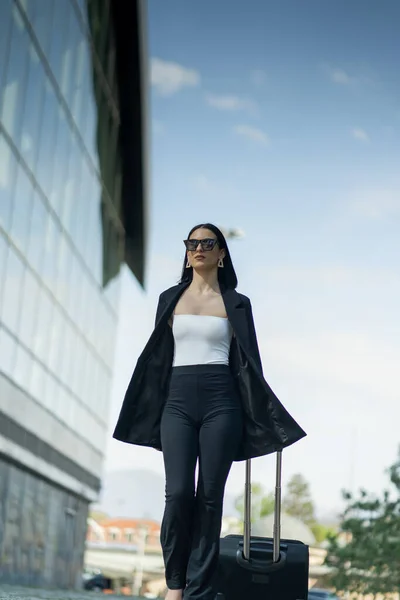 Casula Mulher Negócios Vestida Está Caminhando Direção Empresa Com Seu — Fotografia de Stock
