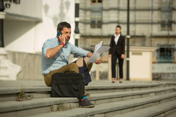 Αστικός Επιχειρηματίας Περιμένει Αφεντικό Του Στις Σκάλες — Φωτογραφία Αρχείου