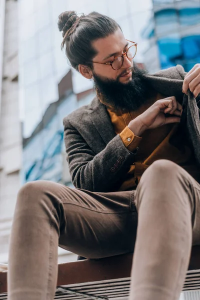 Stilvoller Kaukasischer Mann Modischem Outfit Der Innenstadt — Stockfoto