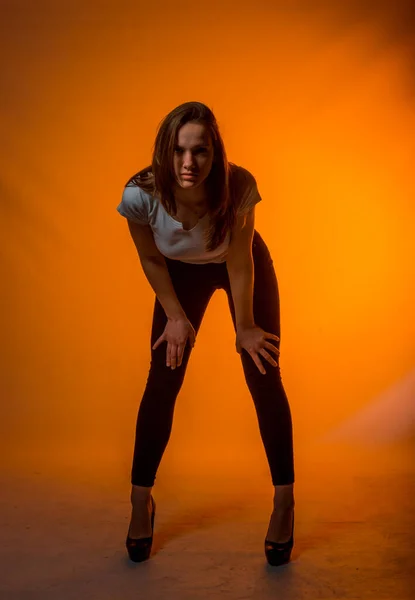 Retrato Una Hermosa Chica Elegante Posando Ropa Moderna Moda — Foto de Stock