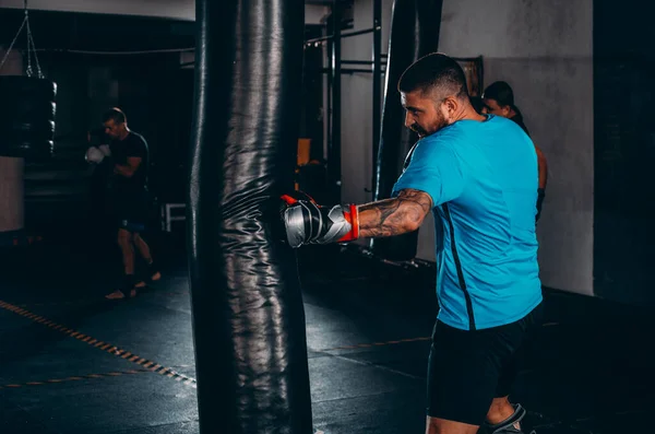 Boxer Schlägt Beim Boxen Auf Schwere Tasche Fitnessstudio Ein — Stockfoto