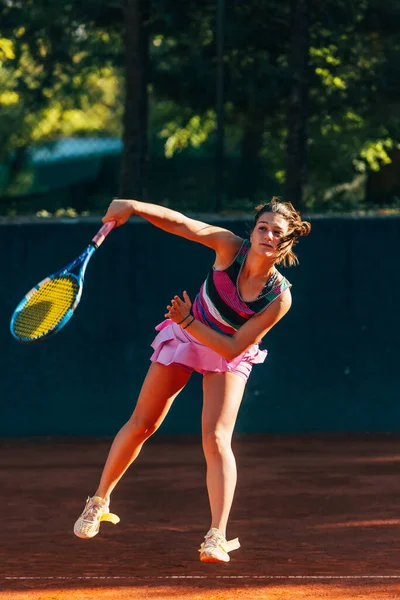 テニスコートで試合をするスポーツ女性の垂直方向の全長ビュー — ストック写真
