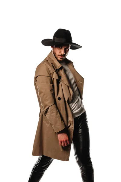 Atractivo Joven Elegante Hombre Posando Abrigo Largo Beige Sombrero Negro — Foto de Stock