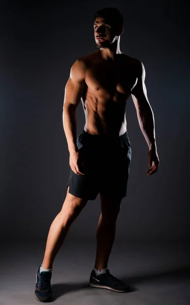 スタジオファッションショットの魅力的な男の黒下着ショートパンツ — ストック写真