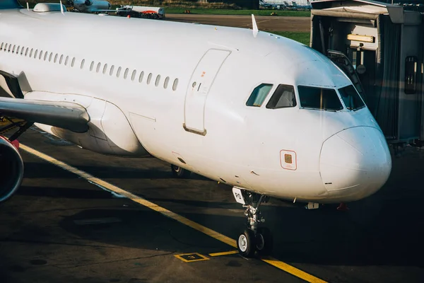 带有喷气式发动机的飞机与机场的一个机场门相连 — 图库照片