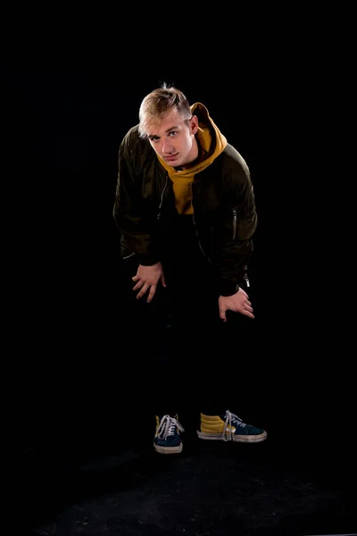 Μοντέρνος Νεαρός Ντυμένος Σπορ Σακάκι Ποζάροντας Μοντέρνο Στούντιο Ενάντια Μαύρο — Φωτογραφία Αρχείου