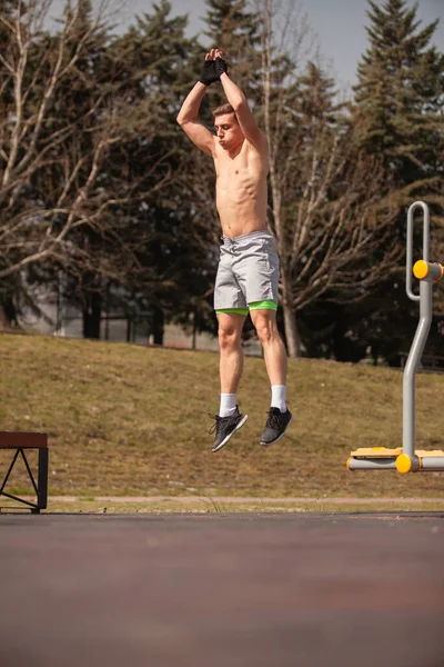 Schöner Männlicher Sportler Hüpft Draussen Herum — Stockfoto