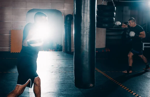 Svalnatý Mladý Muž Boxerských Rukavicích Šortkách Ukazuje Různé Pohyby Údery — Stock fotografie