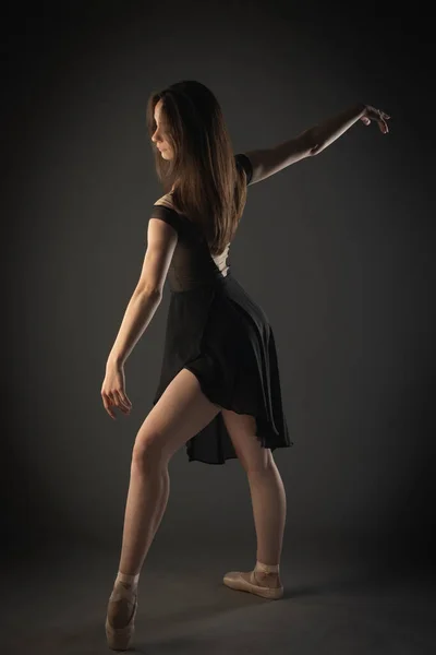 Bailarina Elegante Com Sapatos Pontiagudos Está Fazendo Uma Pose Balé — Fotografia de Stock