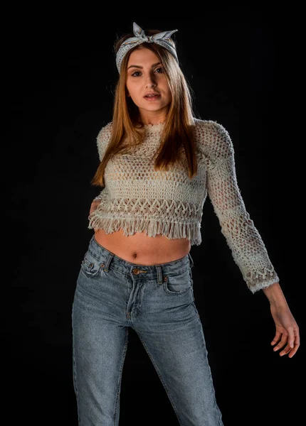 Retrato Uma Bela Modelo Feminina Posando Moda Malha Jumper Jeans — Fotografia de Stock
