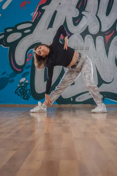 Aantrekkelijke Jonge Vrouw Doet Breakdance Bewegen Graffiti Achtergrond — Stockfoto