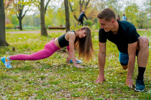 在他们在绿地公园晨练之前 田径的男女们都在热身 跑步者在室外训练 健康的生活方式概念 — 图库照片