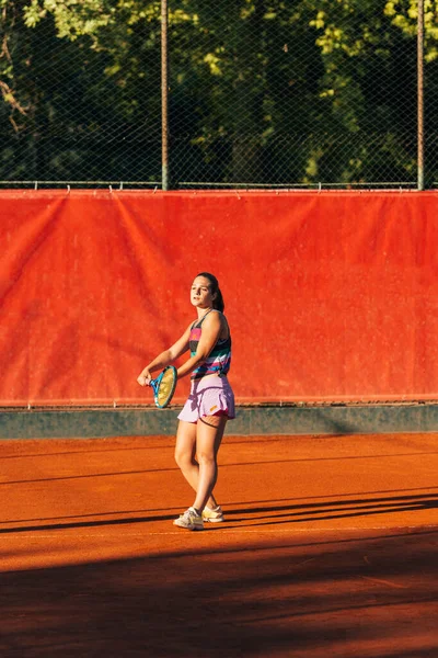 Bonita Esportista Com Raquete Jogando Tênis Dia Ensolarado — Fotografia de Stock