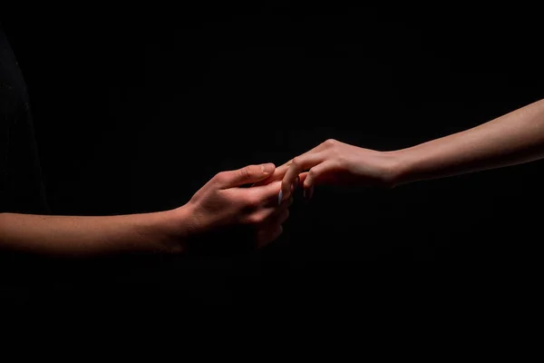 Fechar Mãos Jovem Casal Tocando Suavemente Uns Aos Outros — Fotografia de Stock