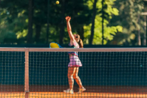 Pen Kvinnelig Tennisspiller Observert Gjennom Nettet – stockfoto