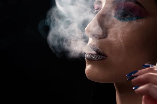 Retrato Mujer Moda Fumando Cigarrillo Sobre Fondo Oscuro — Foto de Stock