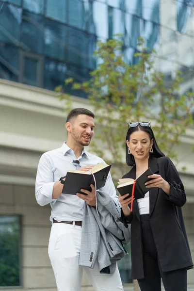 Twee Zakenpartners Lachen Ideeën Die Geven — Stockfoto