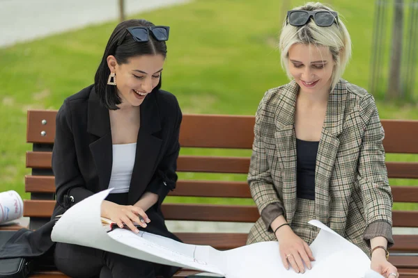 Duas Mulheres Negócios Bonitas Estão Sorrindo Falando Sobre Planograma Para — Fotografia de Stock