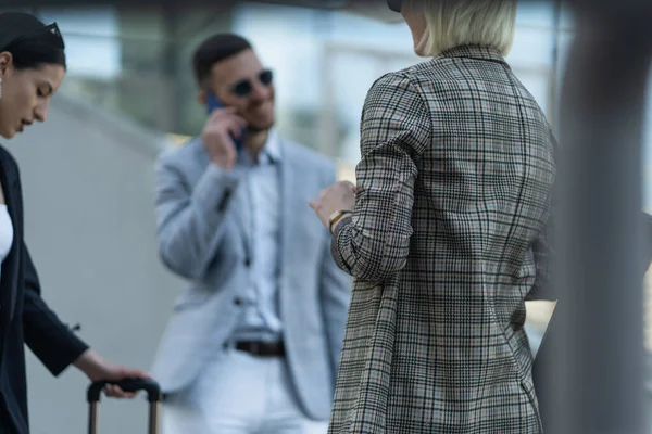 Duas Mulheres Negócios Estão Tendo Uma Conversa Negócios Aboit Empresa — Fotografia de Stock