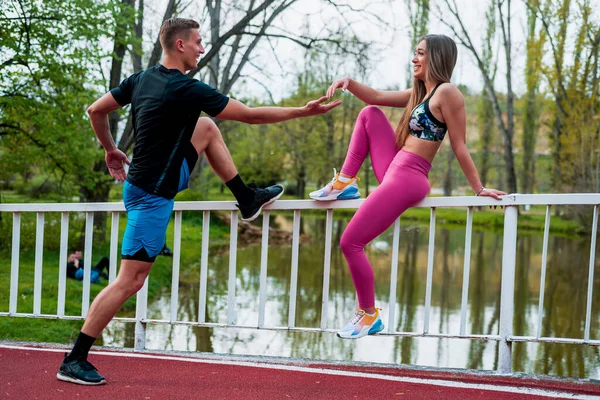 Tiro Homem Mulher Sportswear Esticando Pernas Enquanto Aquecem Juntos Livre — Fotografia de Stock