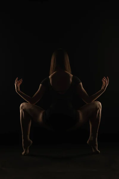 Jeune Ballerine Pose Sur Squat Tout Tenant Posture Sur Silhouettes — Photo