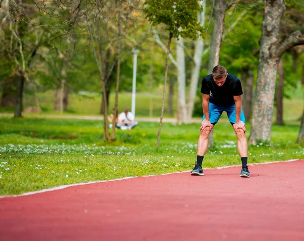 Fatigué Jeune Homme Coureur Prendre Repos Après Running Workout Concept — Photo