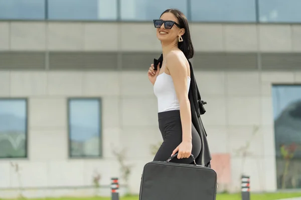 Empresária Atraente Está Sorrindo Enquanto Posando Fora Sua Empresa — Fotografia de Stock