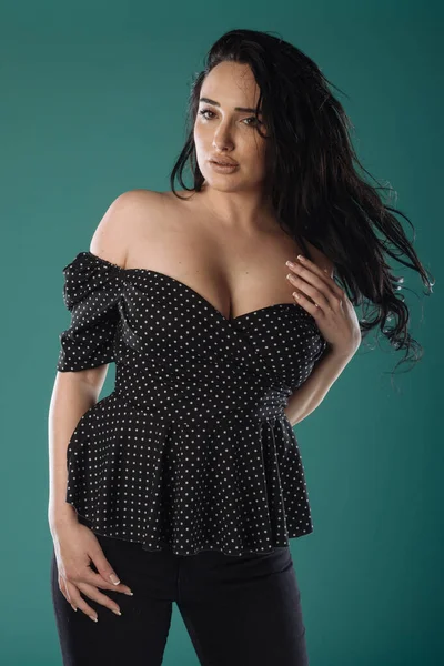 Velikost Atraktivní Sexy Módní Model Zeleném Pozadí Tělo Pozitivní Koncept — Stock fotografie