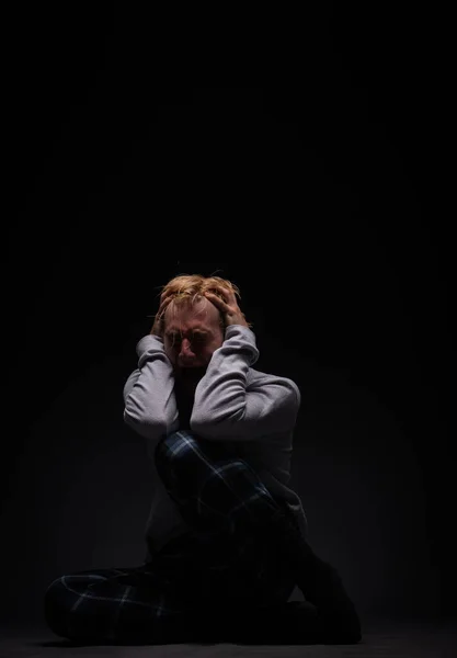 Depresyonda Mutsuz Bir Çocuk Oturup Çok Ağlarken Acı Içinde Bağırıyor — Stok fotoğraf