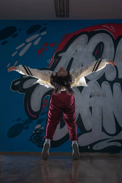 Silhouet Van Jonge Hiphop Danser Breakdancer Dansend Graffiti Studio Achtergrond — Stockfoto