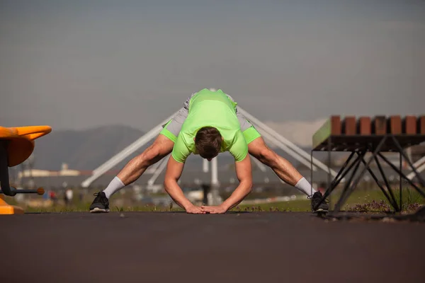 Schöner Kerl Dehnt Seinen Rücken Vor Seinem Training Draußen — Stockfoto