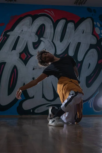 Afrikalı Amerikan Hip Hop Dansçısı Breakdansçı Karanlık Siluet Pozlarında Graffiti — Stok fotoğraf
