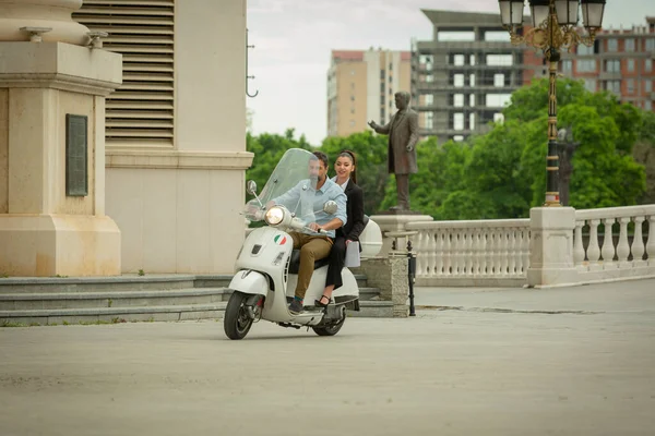 两个意大利商人骑摩托车玩得很开心 — 图库照片