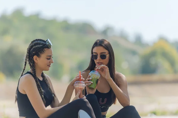 Deux Filles Assoient Dans Parc Tout Prenant Une Pause Patinage — Photo