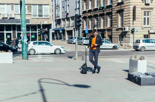 Joven Hombre Negocios Caminando Con Bolsa Viaje Ciudad — Foto de Stock