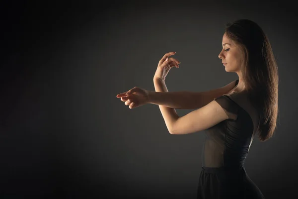 Елегантна Вдумлива Дівчина Балерини Позує Мирно Сірому Фоні — стокове фото