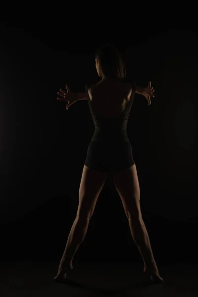 Joven Bailarina Posando Con Sus Manos Mientras Puntillas Desde Espalda — Foto de Stock