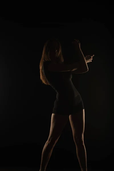 Silueta Femenina Tiene Una Postura Asimétrica Perfecta —  Fotos de Stock