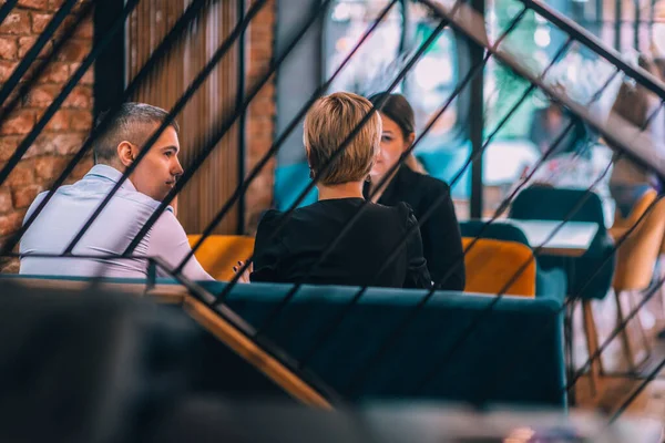 Incontro Lavoro All Interno Caffè Con Attenzione Attraverso Una Recinzione — Foto Stock